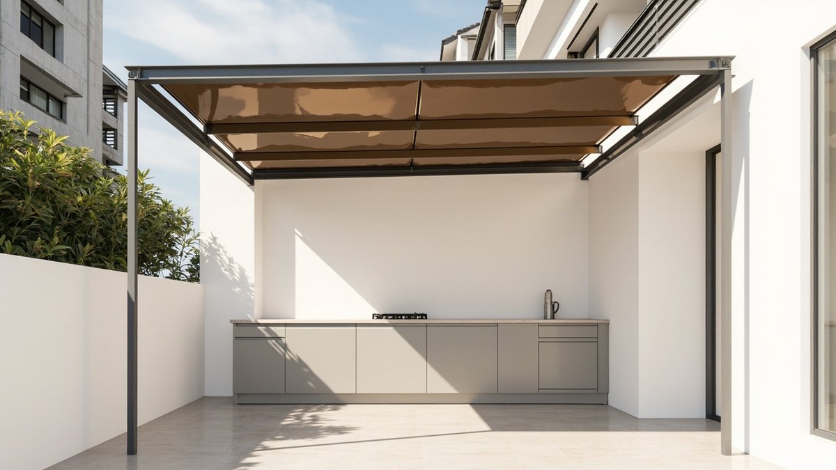 Ilustrasi konsep reka bentuk: awning polycarbonate bronze atas rangka keluli gelap dan tiang nipis di atas dapur luar berkabinet kelabu