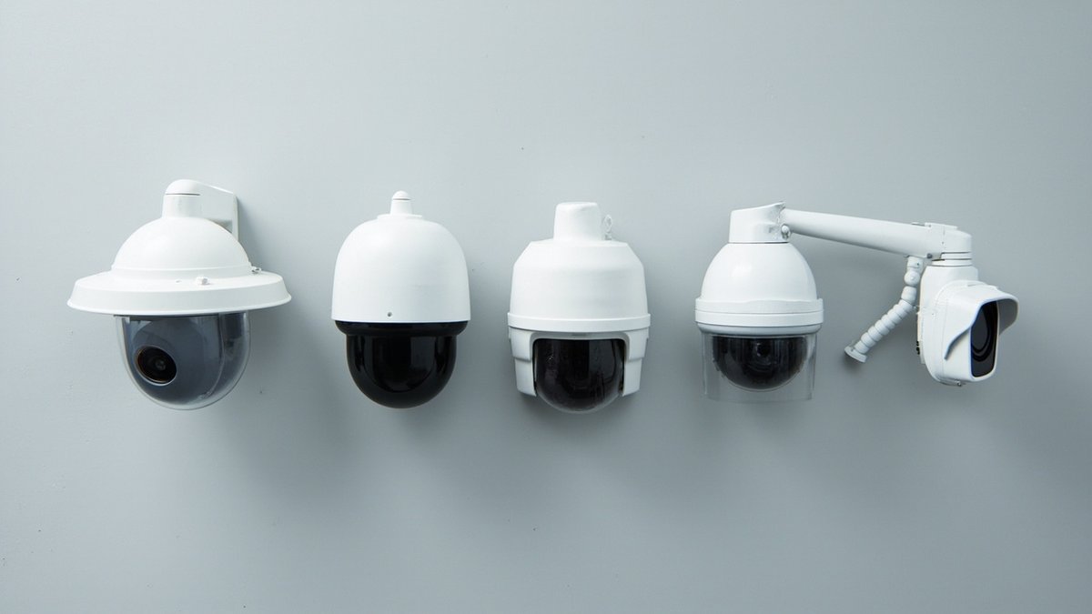 Kamera CCTV dome, bullet, turret dan PTZ disusun sebelah-menyebelah di atas meja kerja untuk perbandingan
