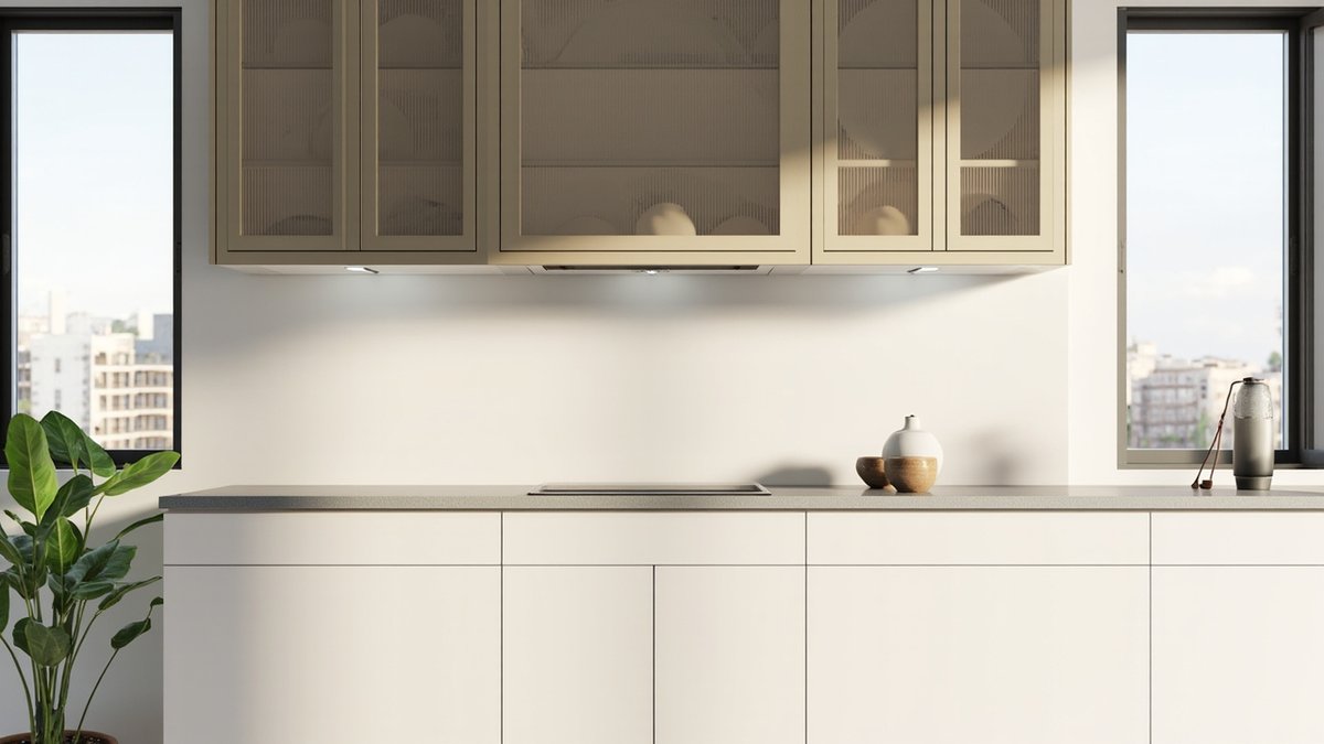 Ilustrasi konsep reka bentuk: kabinet atas dapur berbingkai taupe dengan pintu kaca fluted di atas kabinet bawah putih dan kaunter kelabu