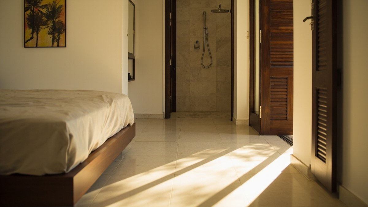 Bilik tidur tingkat bawah dengan pintu gelangsar lebar ke bilik air mesra warga emas berpancuran rata