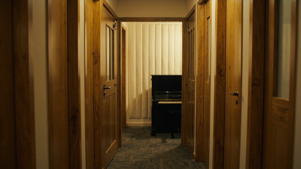 Koridor sekolah muzik dengan pintu akustik dan panel penglihatan, bilik piano berpanel akustik