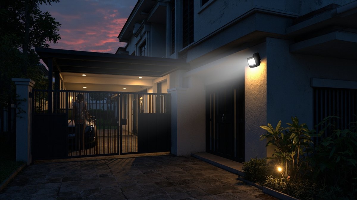 Pintu pagar dan anjung kereta rumah teres diterangi lampu sensor dan lampu taman