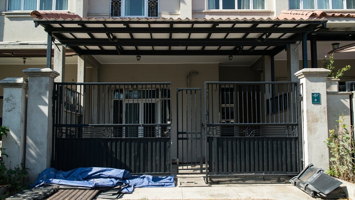 Rumah teres di Kajang dengan awning dan grill tingkap baharu sedang dipasang di hadapan
