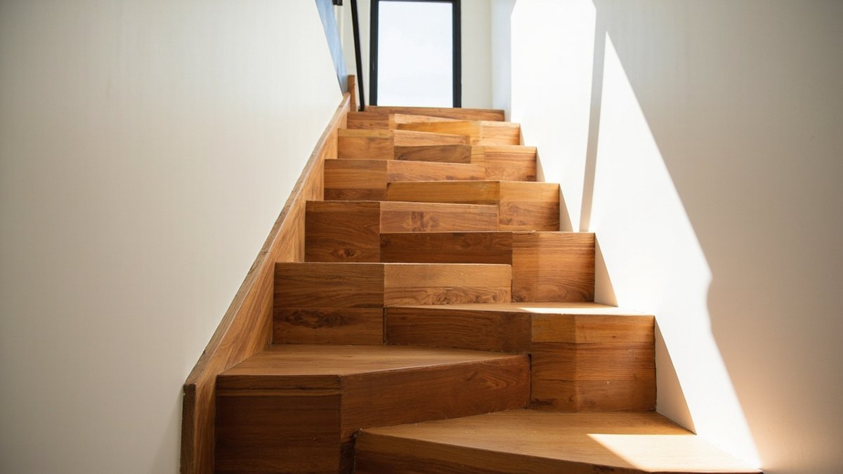 Compact space-saver alternating tread staircase