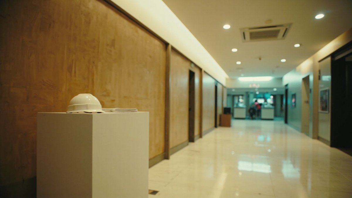 公寓走廊设有夹板围板和电梯附近的保安检查台