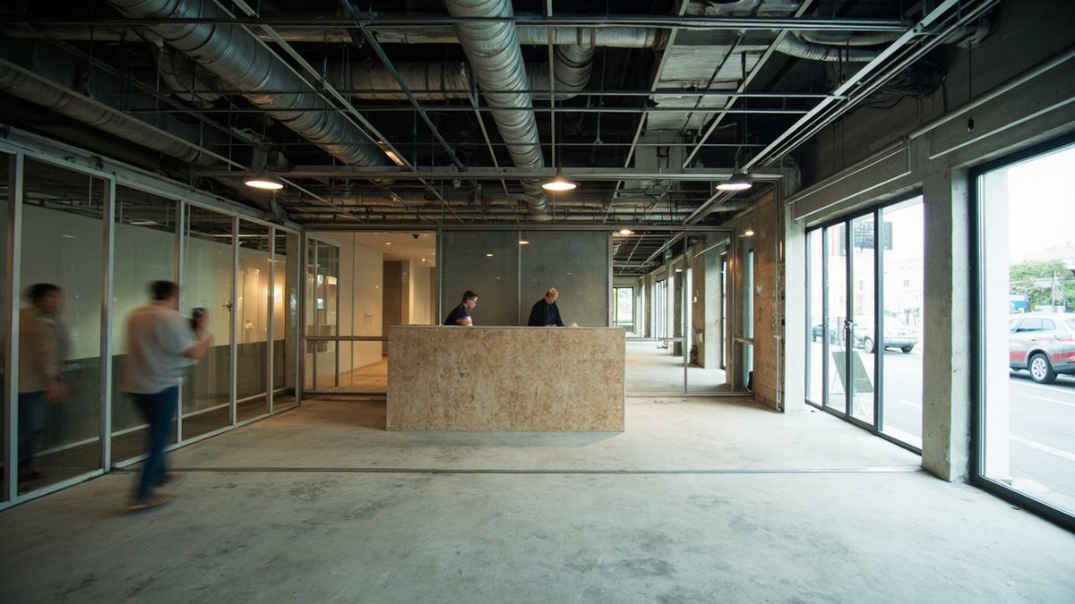 Unit kedai sedang di-fit-out dengan partition kaca, siling terbuka dan kaunter separuh siap