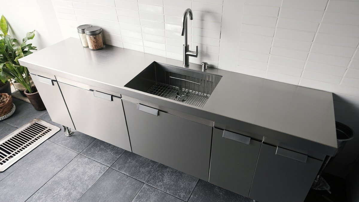 Ilustrasi konsep reka bentuk: sinki dapur luar stainless yang dalam dengan penapis bakul dan jeriji longkang lantai
